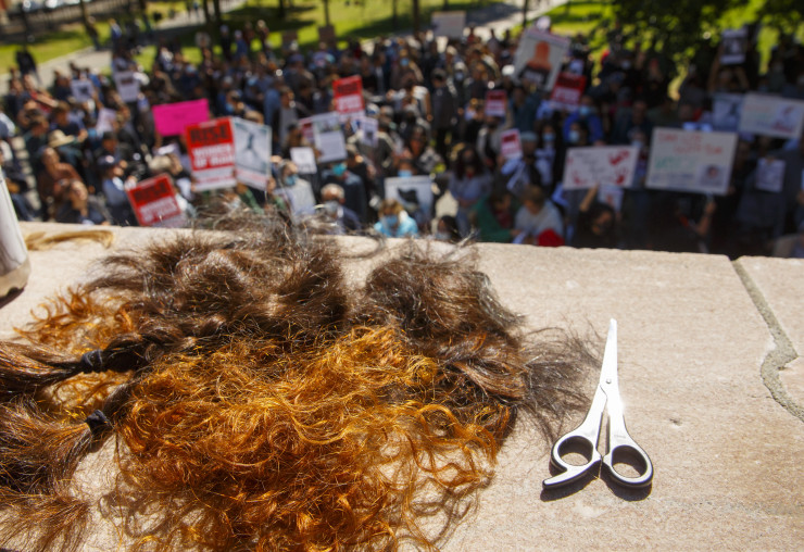 Отрязани коси са събрани на каменна стена по време на митинг с призив за спиране на репресиите срещу иранците в Иран на площада Boston Common в Бостън, Масачузетс, САЩ, 24 септември 2022 г. Снимка: EPA/CJ GUNTHER