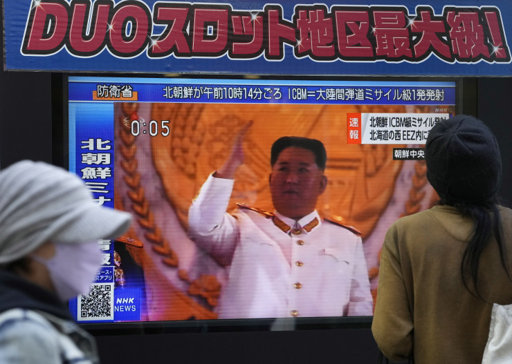 Минувач в Токио наблюдава кадри от ракетния тест в Северна Корея. Снимка:  EPA/KIMIMASA MAYAMA