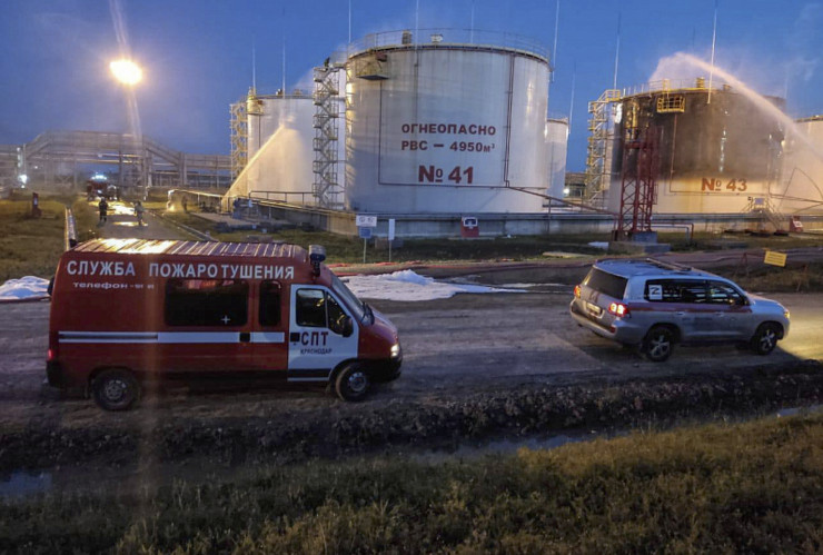 Рафинерията в Краснодар при предишен удар. Снимка:  EPA/Krasnodar region governor`s press service