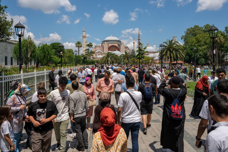 Туристи пред джамията „Света София“ в Истанбул, Турция, в петък, 24 юни 2022 г.  Снимка: Erhan Demirtas/Bloomberg