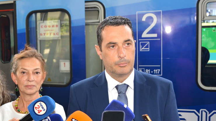 Служебният министър на транспорта и съобщенията Георги Гвоздейков (вдясно) и посланикът на Германия Ирене Мария Планк (вляво). Снимка: Министерство на транспорта и съобщенията