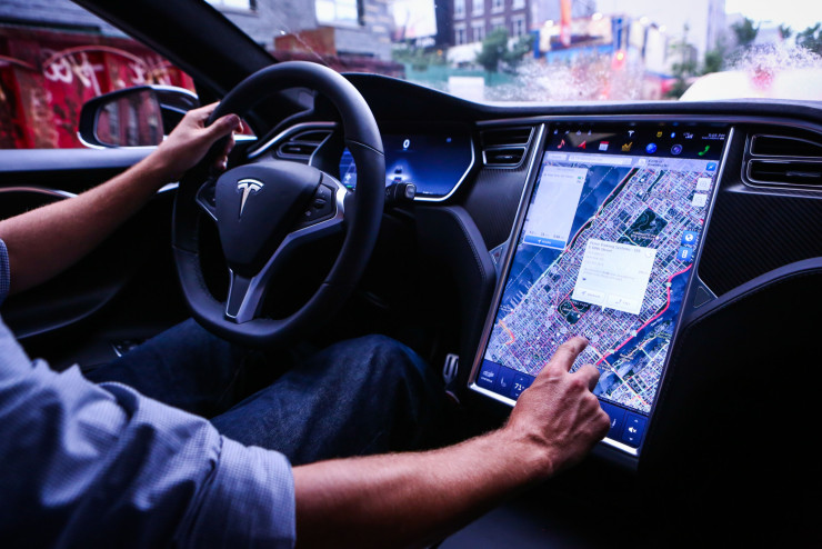 В САЩ скоро ще започнат първите съдебни процеси с участието на съдебни заседатели - за произшествия с фатален край, при които системата за подпомагане на водача може да е била виновна. Снимка: Bloomberg