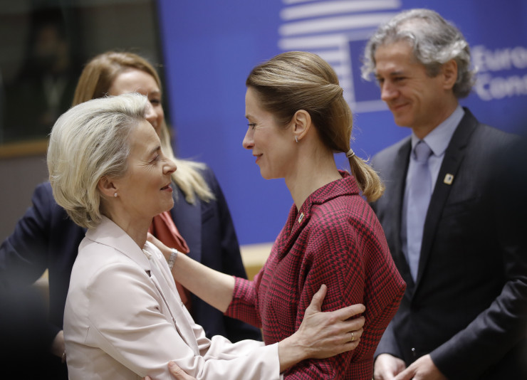 Калас (вдясно) не се ръкува, тя прегръща. Снимка:  EPA/VALDA KALNINA