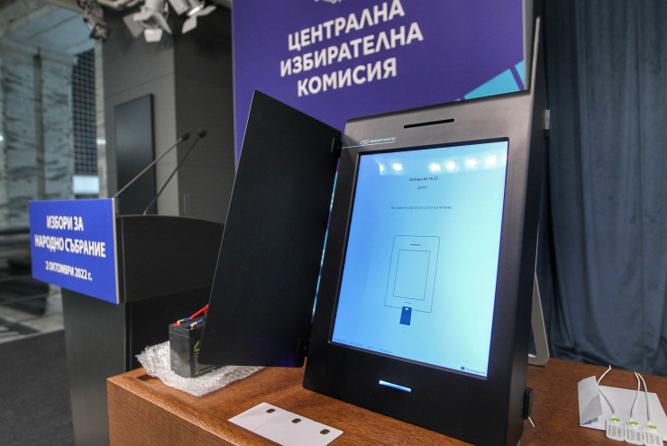 ЦИК показа хартиените и електронните бюлетини за вота