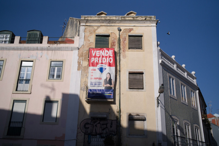 Надпис "Продава се" виси от външната страна на сграда в Лисабон. Снимка: Bloomberg LP