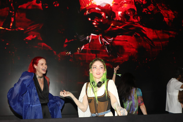 Grimes (вдясно) пуска за MoonPay на 1 декември. Снимка: Bloomberg LP