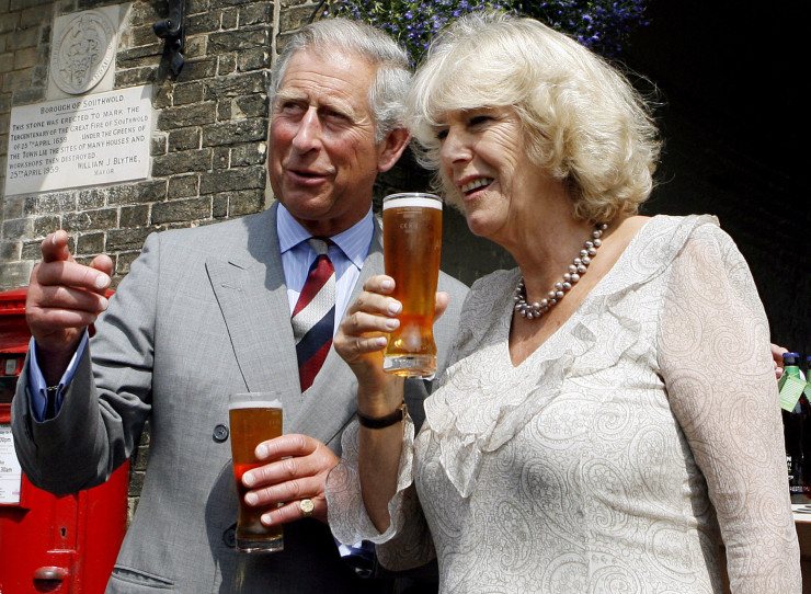 Негово височество принцът на Уелс принц Чарлз (вляво) и херцогинята на Корнуол опитват въглеродно неутрална бира на главната улица в Саутуолд, Съфолк, Великобритания, по време на кралско посещение в крайбрежния град в четвъртък, 31 юли 2008 г.  Снимка: Simon Dawson/Bloomberg News