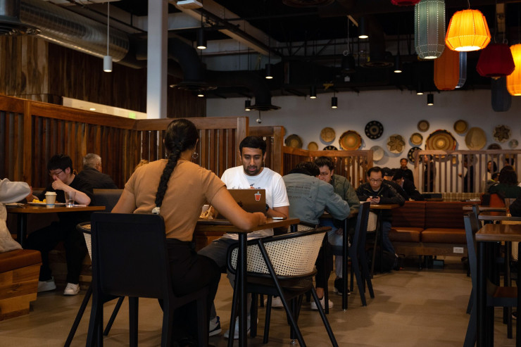 Служители на Google във вътрешнофирмено кафене. Снимка: Bloomberg