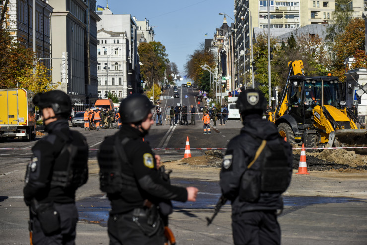 Киев след ракетния удар в понеделник. Снимка:  EPA/OLEG PETRASYUK