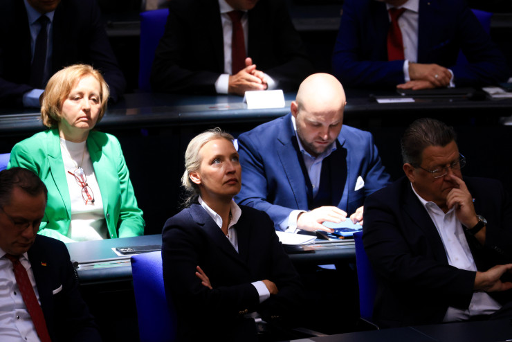 Съпредседателката на &bdquo;Алтернатива за Германия&ldquo; Алис Вайдел (в центъра) в Бундестага в Берлин. Снимка: Krisztian Bocsi/Bloomberg
