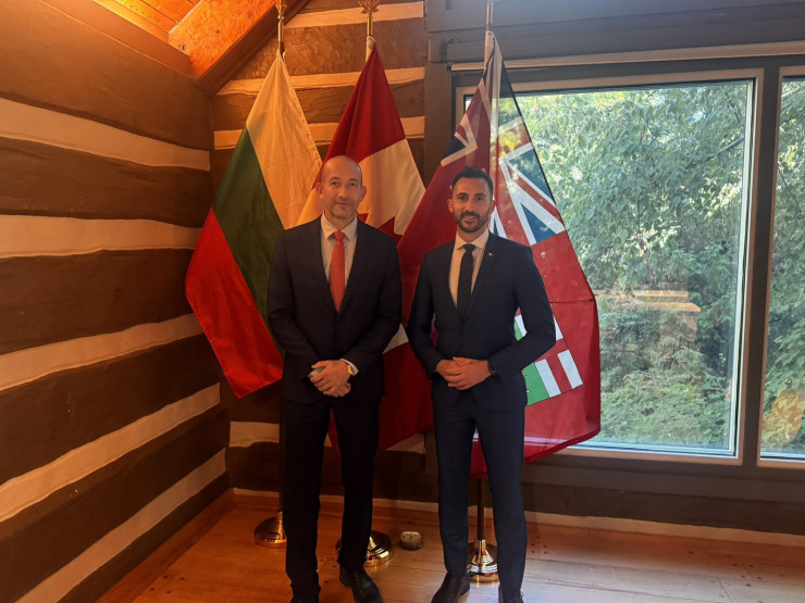 Калин Пешов, председател на Управителния съвет на ,,Главболгарстрой Холдинг“, и от Стивън Лече, министър на енергетиката и минното дело на Онтарио, Канада. Снимки: Иван Миладинов