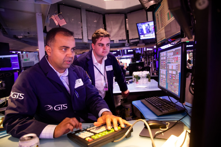 Търговци на пода на Нюйоркската фондова борса (NYSE) в Ню Йорк. Снимка: Michael Nagle/Bloomberg