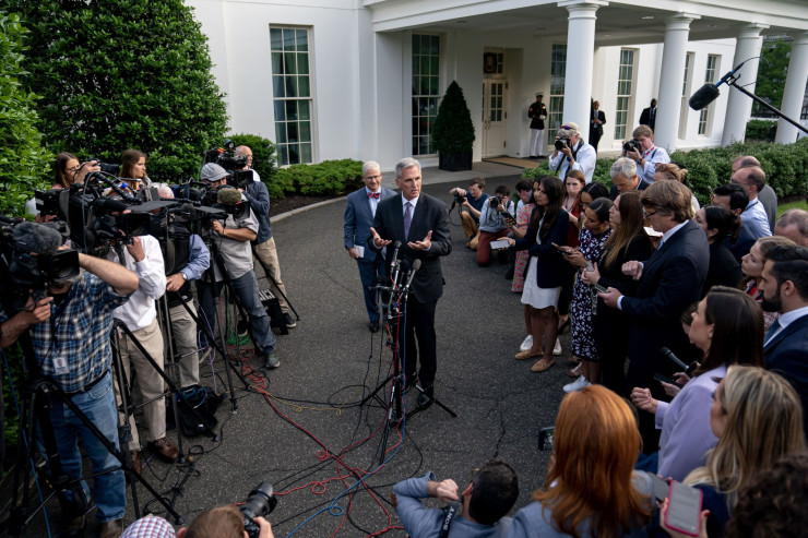 Маккарти говори пред журналисти след срещата в Белия дом. Снимка: Nathan Howard/Bloomberg