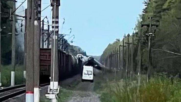 Локомотив и около 20 вагона са дерайлирали недалеч от селището Белие Берега в Брянска област. Снимка: Telegram